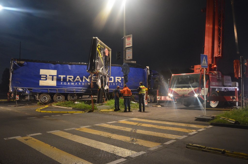 VU LKW umgestuerzt Feldkassel Industriestr Robert Boschstr P294.JPG